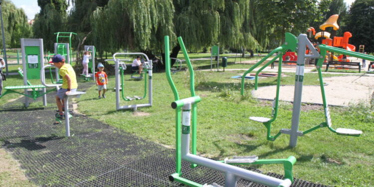 Mielec: Nowe urządzenia  sportowe na osiedlu Lotników