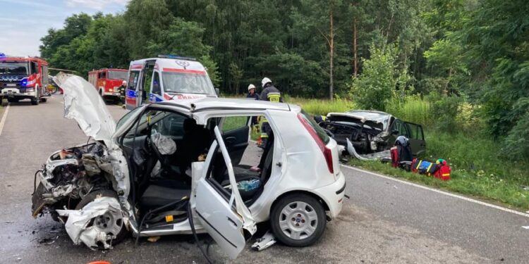 Osiek: Zablokowana droga wojewódzka po wypadku.