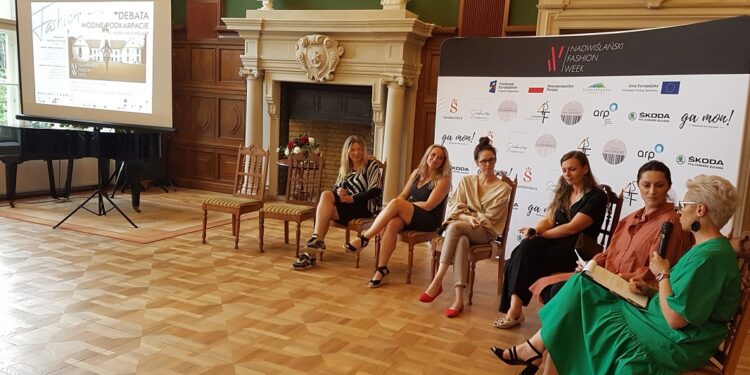 Tarnobrzeg. Rozmowami o funduszach i modzie zainaugurowany został  Nadwiślański Fashion Week.