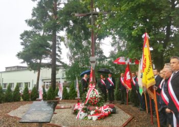 Stalowa Wola: Uczcili pod krzyżem kolejną rocznicę Porozumień Sierpniowych.