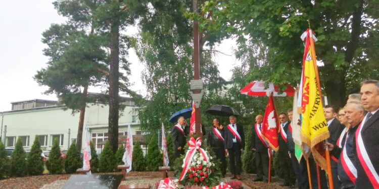 Stalowa Wola: Uczcili pod krzyżem kolejną rocznicę Porozumień Sierpniowych.