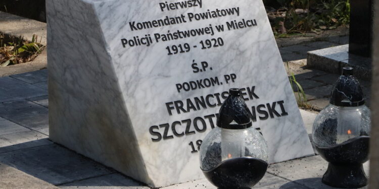 Mielec: Odsłonięcia grobu pierwszego Komendanta Powiatowego Policji Państwowej