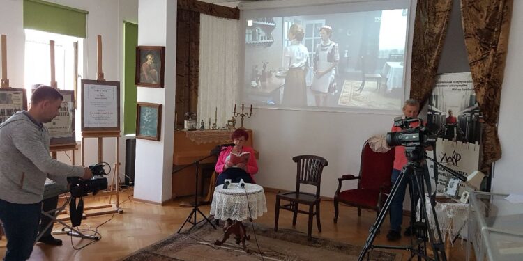 Tarnobrzeg. Narodowe Czytanie w bibliotece.