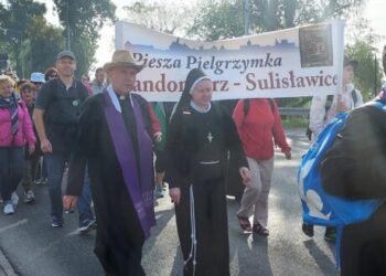 Sandomierz, Sulislawice: Pielgrzymują do Matki Boskiej Bolesnej.