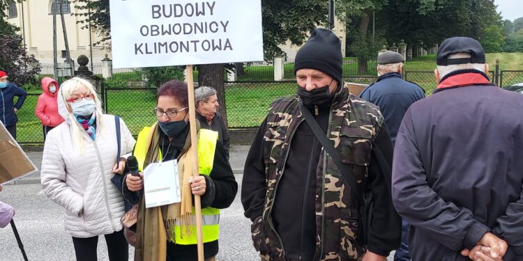 Klimontów: Kolejna blokada drogi. Mieszkańcy walczą o obwodnicę.