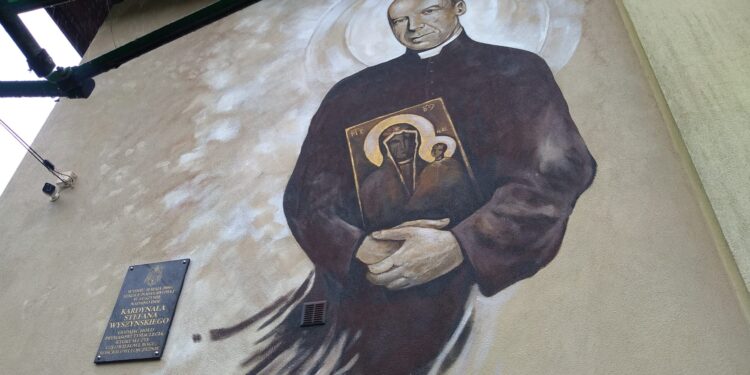 Przecław: Wyjątkowa postać na ścianie szkoły w Tuszymie