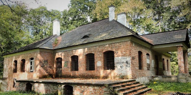 Bieliny: Remont zespołu dworsko-parkowego może być z poślizgiem