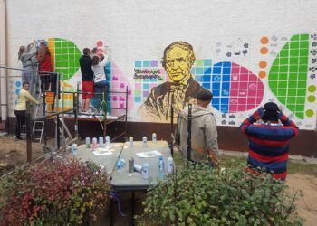 Tarnobrzeg. Mural z wizerunkiem Stanisława Jachowicza na ścianie TDK.