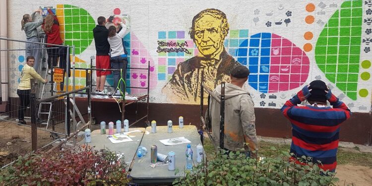 Tarnobrzeg. Mural z wizerunkiem Stanisława Jachowicza na ścianie TDK.