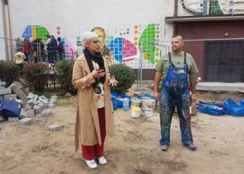 Tarnobrzeg. Mural z wizerunkiem Stanisława Jachowicza na ścianie TDK.