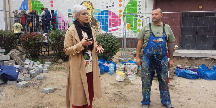 Tarnobrzeg. Mural z wizerunkiem Stanisława Jachowicza na ścianie TDK.