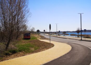 Tarnobrzeg. Kolejne parkingi nad Jeziorem Tarnobrzeskim.