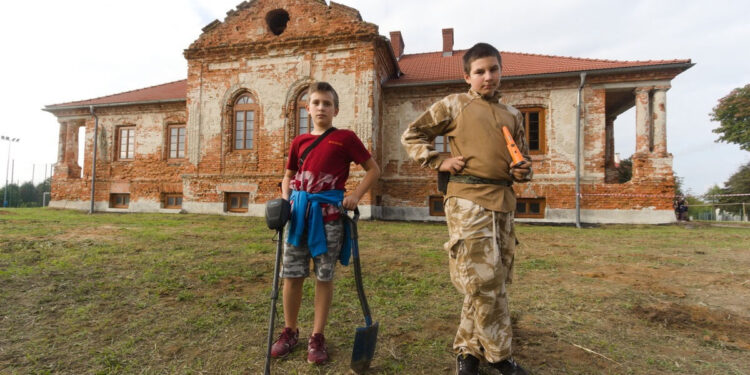 Kotowa Wola: Pożegnali lato we dworze muzyką, zabawą, skarbami i planami