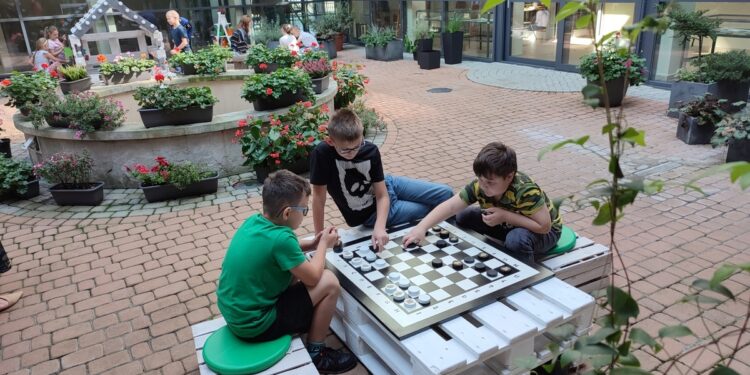 Stalowa Wola: Zmienione zielone patio MBP przyciąga najmłodszych i dorosłych
