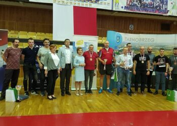 Tarnobrzeg. Finał mistrzostw dziennikarzy. Zwycięzcy z medalami.