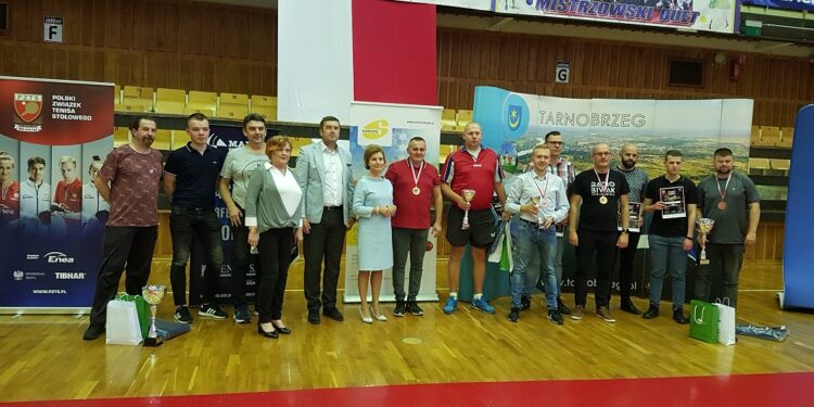 Tarnobrzeg. Finał mistrzostw dziennikarzy. Zwycięzcy z medalami.