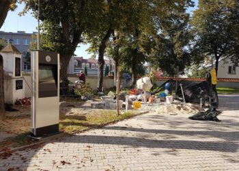 Tarnobrzeg. Renowacja muru przy kościele ojców dominikanów.