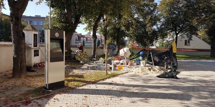 Tarnobrzeg. Renowacja muru przy kościele ojców dominikanów.