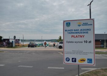 Tarnobrzeg. Opłata za wjazd nad Jezioro Tarnobrzeskie wciąż obowiązuje.