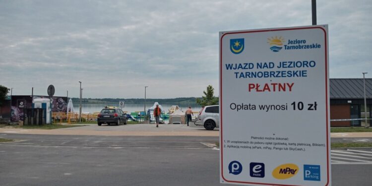 Tarnobrzeg. Opłata za wjazd nad Jezioro Tarnobrzeskie wciąż obowiązuje.
