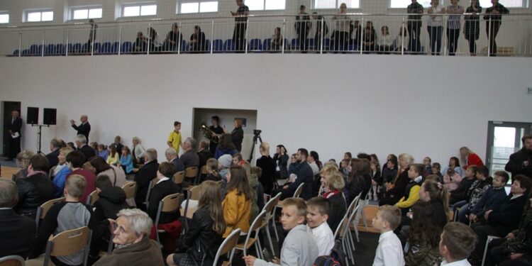 Chmielów.  Nowa sala gimnastyczna przy szkole podstawowej oficjalnie oddana do użytku.