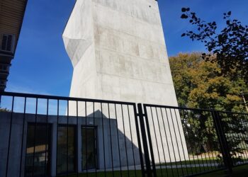 Tarnobrzeg. Ponowne odsunięcie w czasie odbioru ścianki wspinaczkowej.