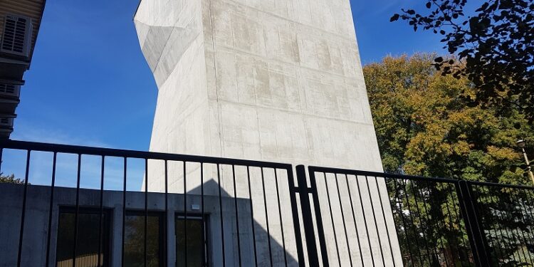 Tarnobrzeg. Ponowne odsunięcie w czasie odbioru ścianki wspinaczkowej.