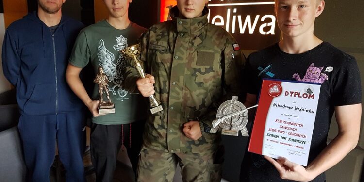 Tarnobrzeg. Uczniowie „Górnika” sprawni jak żołnierze.