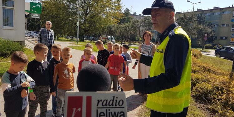 Tarnobrzeg. Bezpieczna droga do szkoły. Dzieci z „Czwórki” poznały zasady.