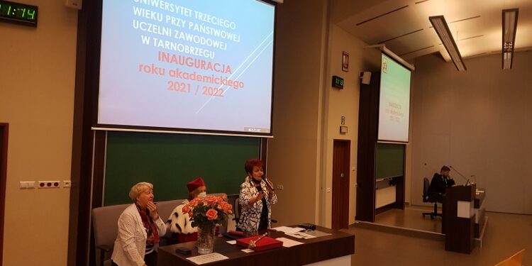Tarnobrzeg. Młodzi duchem studenci rozpoczęli rok akademicki.