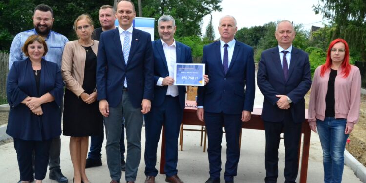 Dąbrówka: Umowa na dofinansowanie z FRD na modernizację dróg podpisana