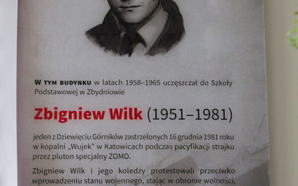 Zbydniów: W PSP odsłonięto tablicę upamiętniającą Zbigniewa Wilka