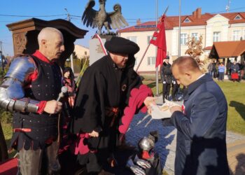 Baranów Sandomierski. Na rynku stanął pomnik Orła Piastowskiego
