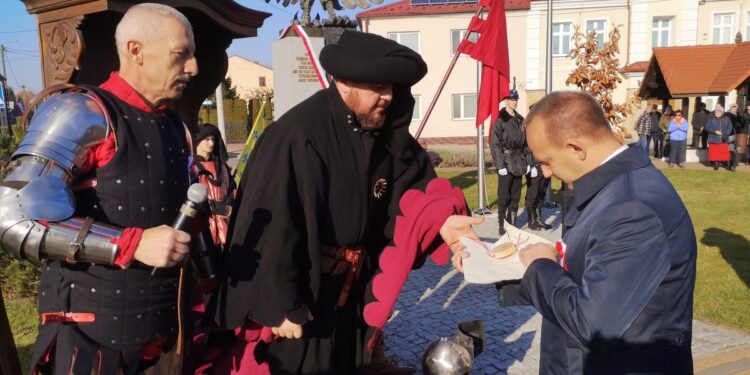 Baranów Sandomierski. Na rynku stanął pomnik Orła Piastowskiego