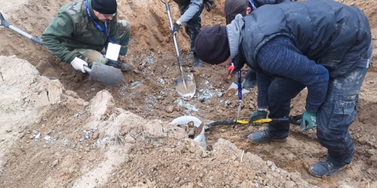 Czyżów Szlachecki Wydobywanie wraku samolotu.