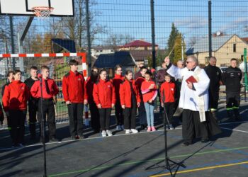 Stalowa Wola: Boisko wielofunkcyjne z placem zabaw i siłownią na Jaśminowej już otwarte