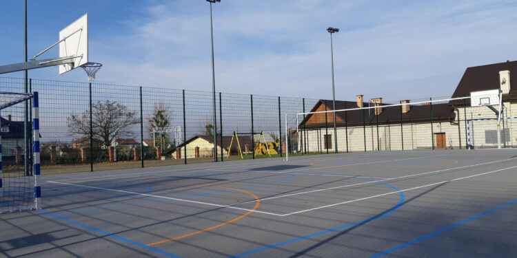 Stalowa Wola: Oddano do użytku boisko wielofunkcyjne przy klasztorze