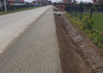 Mielec: Ulica Rzochowska z nowym chodnikiem.