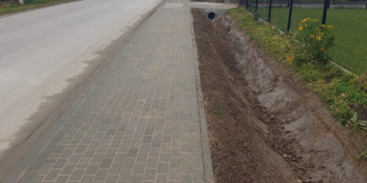 Mielec: Ulica Rzochowska z nowym chodnikiem.