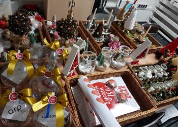 Tarnobrzeg. 15 edycja „Choinki Życzeń”. Ozdoby świąteczne do wzięcia.