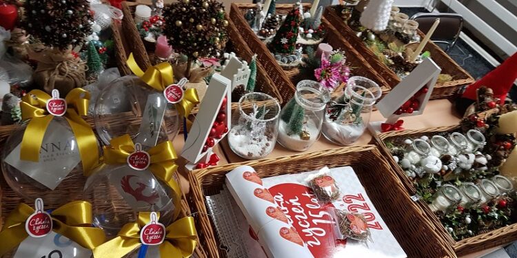 Tarnobrzeg. 15 edycja „Choinki Życzeń”. Ozdoby świąteczne do wzięcia.