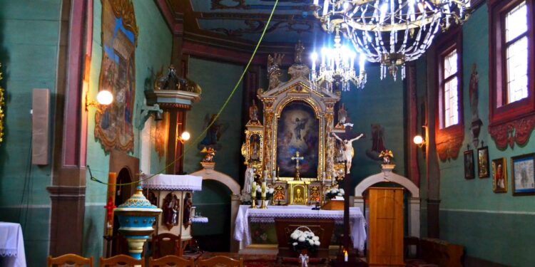 Dąbrówka: Kolejny etap renowacji wnętrza drewnianego kościółka z połowy XVIII w zakończony