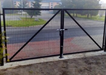 Mielec:  Zamknięte bramy wjazdowe.