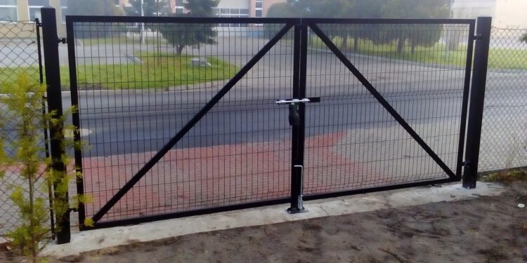 Mielec: Zamknięte bramy wjazdowe.