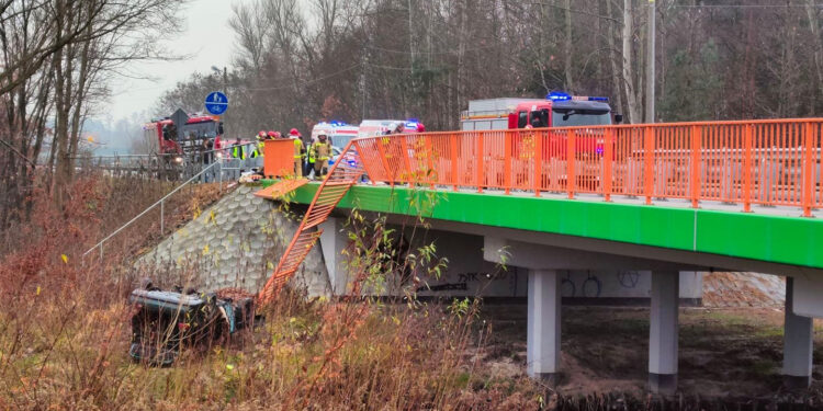 Jastkowice: Samochód spadł z mostu