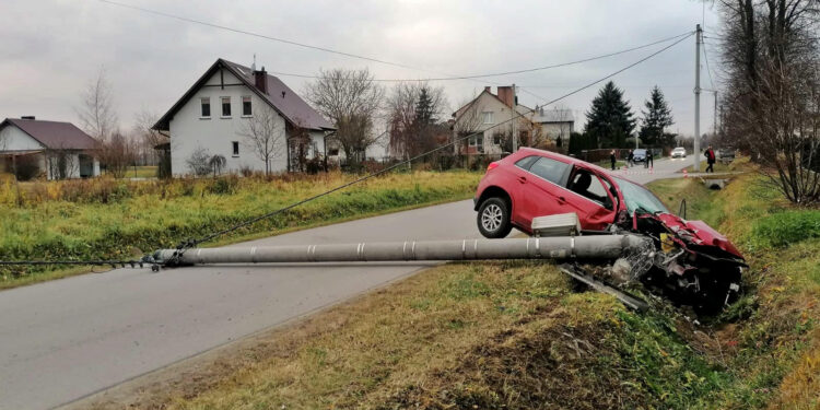 Tarnobrzeg. Staranował autem betonowy słup. Kierowca pijany.