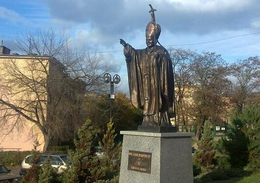 Mielec:   Od lat budują Jego ,,żywy pomnik”.