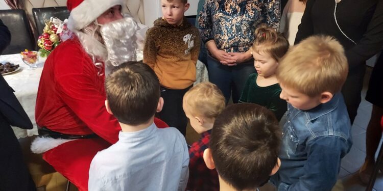 Łoniów: Święty Mikołaj odwiedził dzieci z DdDiM.