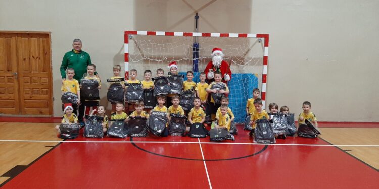 Tarnobrzeg: Mikołajkowo u najmłodszych piłkarzy.