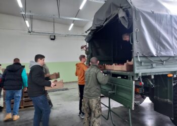 Sandomierz: Sandomierskie jabłka z Mokoszyna dla żołnierzy strzegących granic.